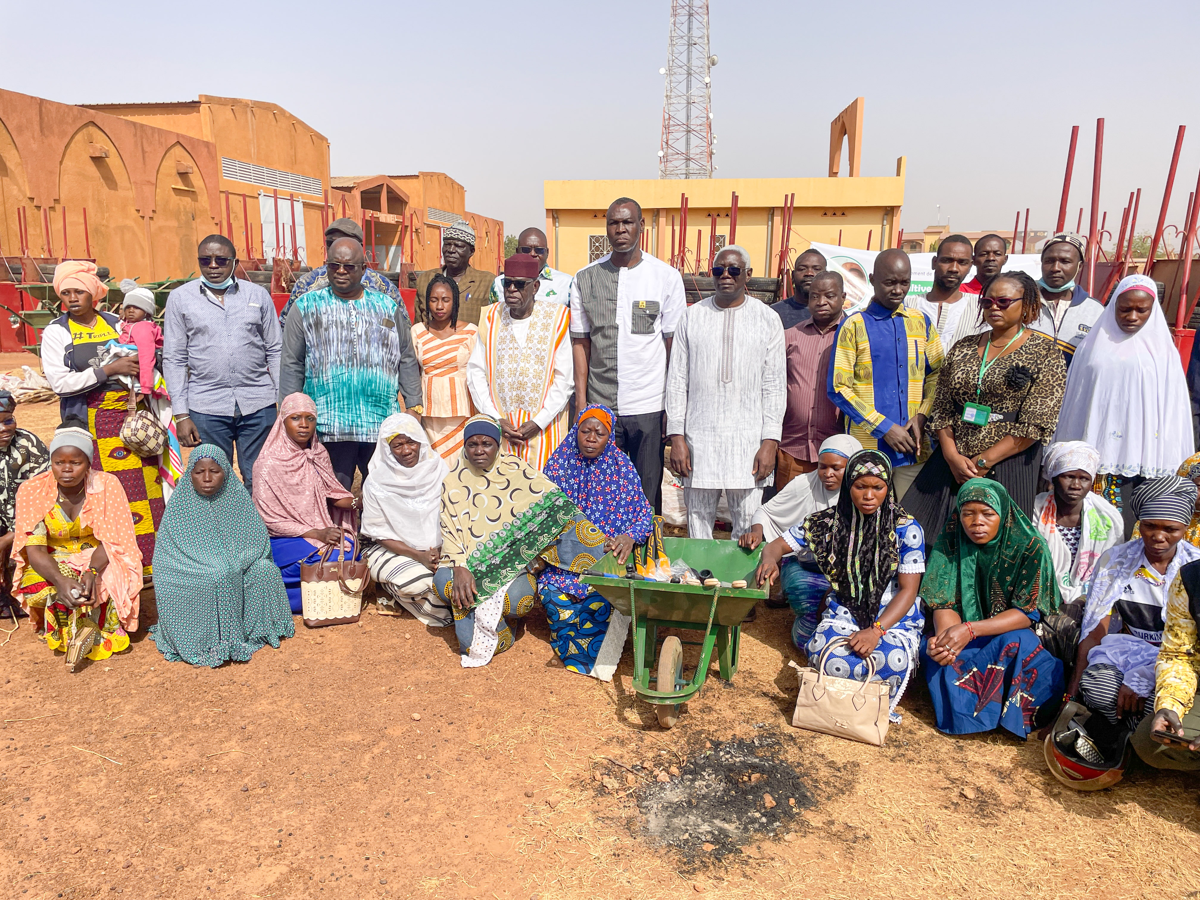 Distribution de matériels agricoles : un pas décisif pour l'agroécologie dans les régions du Yaadga et de Bassitenga